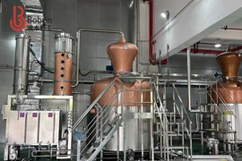 Бобен је отишао у дестилерију Моутаи ради упутства за инсталацију, пробни рад...
